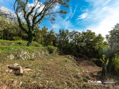 Reževići’de 975 m² arsa satılıktır