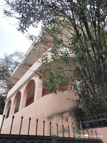 Sutomore'de Deniz ve Dağ Manzaralı Mükemmel Aile Evi