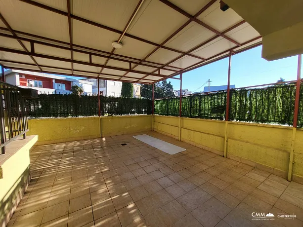 Sutomore'da daireli ev