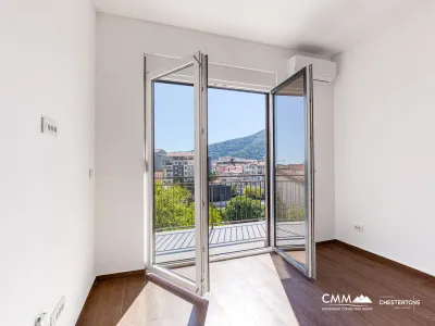 Denize yakın, güneşli 42 m²'lik 1+1 daire Budva'da.