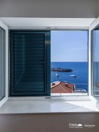 Sveti Stefan'da deniz manzaralı geniş dubleks daire