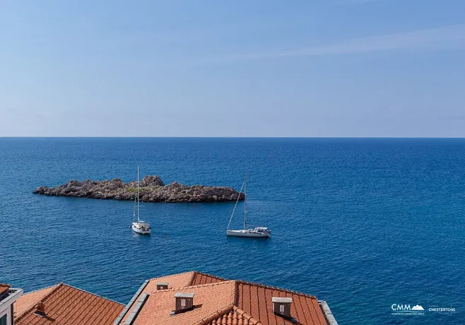 Sveti Stefan'da deniz manzaralı geniş dubleks daire