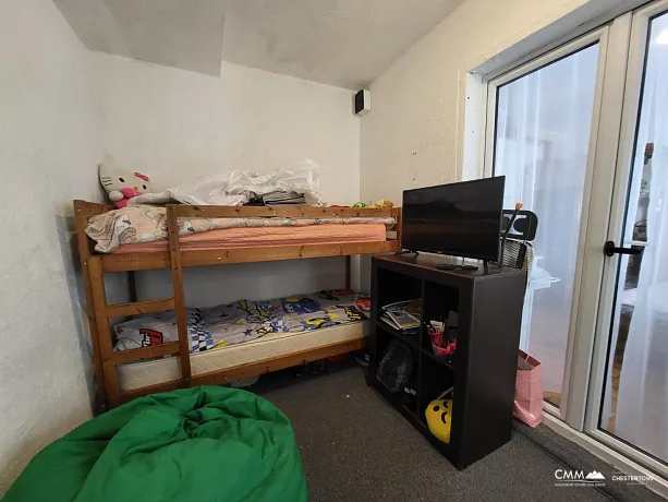 Budva'da sakin bir konumda geniş teraslı daire