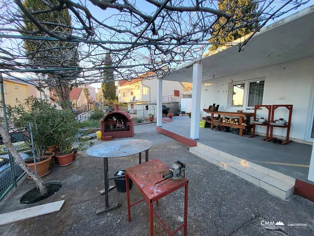 Bar'da üç yatak odalı ev