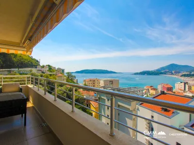 Rafailovici'de panoramik deniz manzaralı ve garaj alanı olan daire