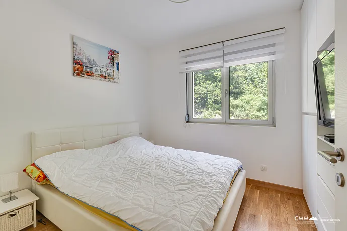 Dobrota’da 86 m² Satılık Daire – Geniş Teras, Deniz Manzarası, Garaj ve Depo