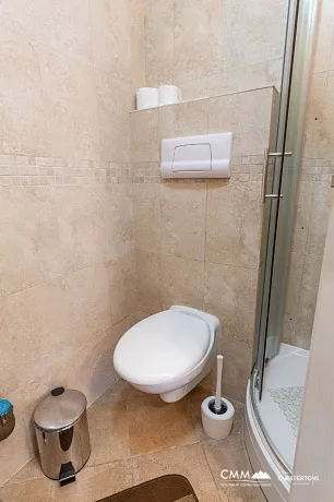 Sveti Stefan'da deniz manzaralı geniş dubleks daire