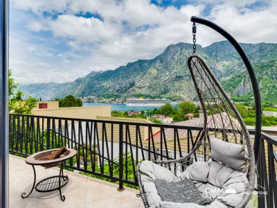Kotor Eski Şehir, deniz ve dağ manzaralı, yenilenmiş 4 yatak odalı 120 m² ev