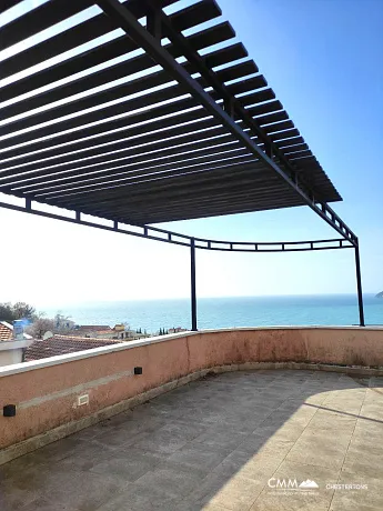 Sutomore'de Deniz ve Dağ Manzaralı Mükemmel Aile Evi