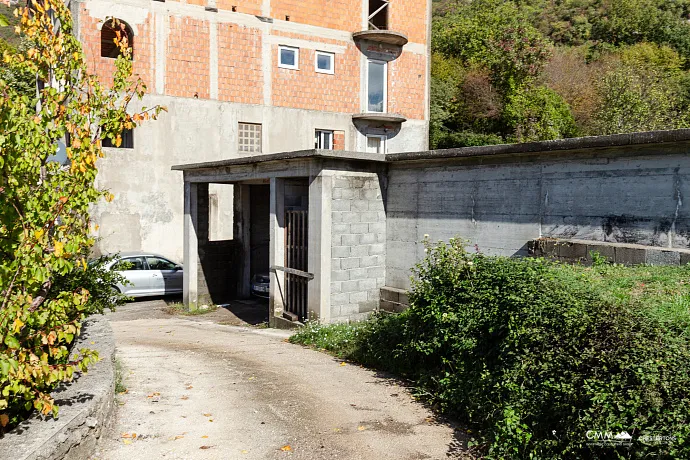 Deniz Manzaralı ve Kendi Su Kaynağı Olan İmarli Arsa – Lapčići, 1.000 m²