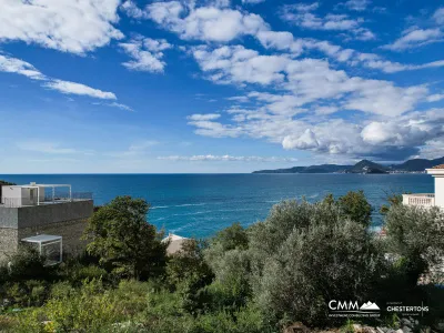 Reževići’de denize sıfır konumda bulunan 450 m²’lik özel bir arsa