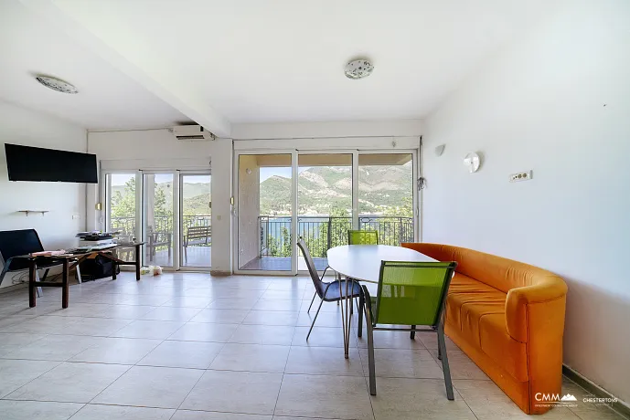 Lepetani'de deniz manzaralı rahat villa