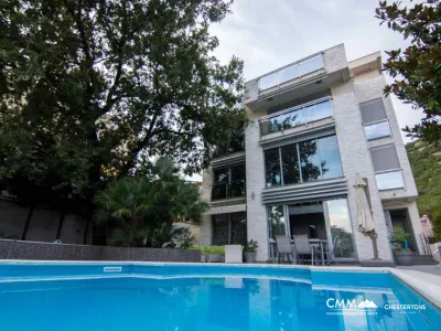 Budva'da havuzlu lüks villa