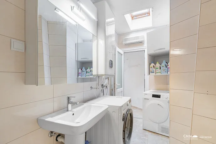 Sveti Stefan'da Deniz Manzaralı Satılık Daire – 77 m²