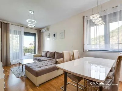Bečići'de Geniş Teraslı, Garajlı Modern 1+1 Daire