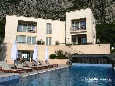 Budva'da havuzlu villa