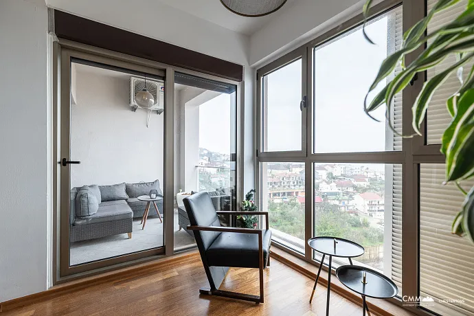 Tivat, Mažina Bölgesinde Deniz Manzaralı Geniş Daire