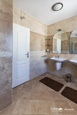 Sveti Stefan'da deniz manzaralı geniş dubleks daire