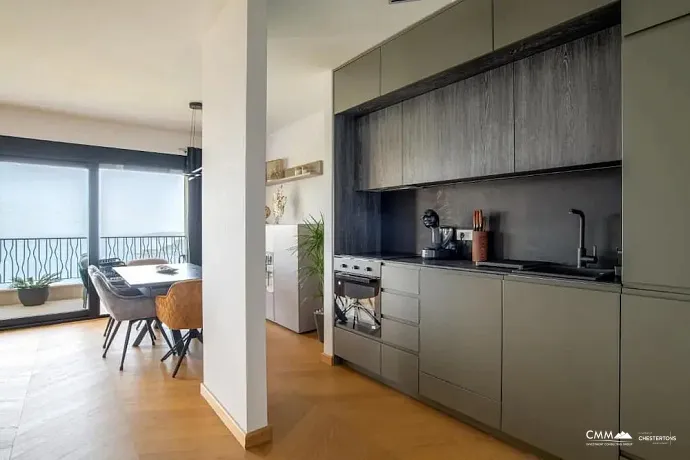 3 odalı daire, 90 m², Blizikuće — Sveti Stefan manzarası