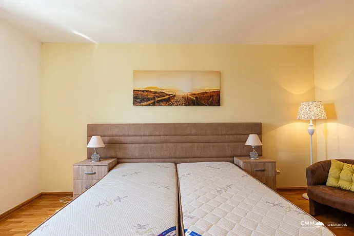 Sveti Stefan'da deniz manzaralı geniş dubleks daire