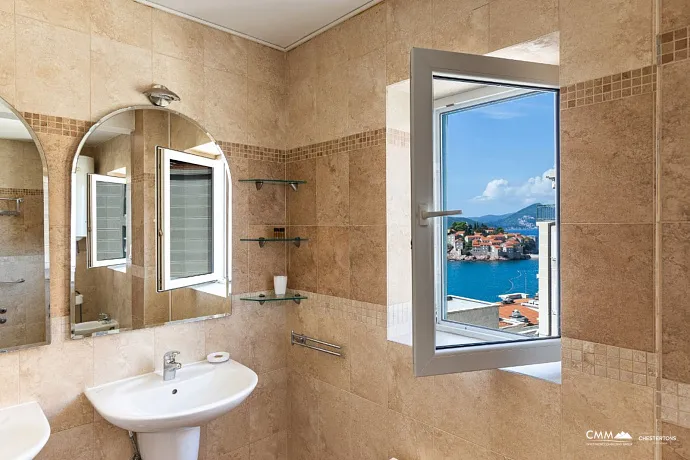 Sveti Stefan'da deniz manzaralı geniş dubleks daire