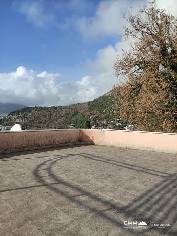 Sutomore'de Deniz ve Dağ Manzaralı Mükemmel Aile Evi