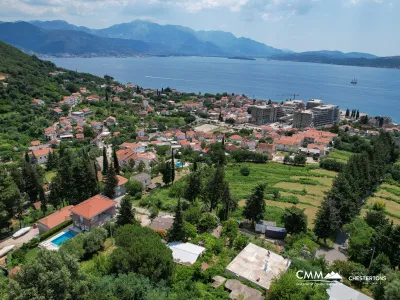 Baošići'de bulunan, iki kadastro parselinden oluşan ve toplam 1.267 m²