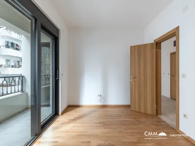 Budva merkezinde, yeni bir binada, 42 m² daire ve otopark yeri