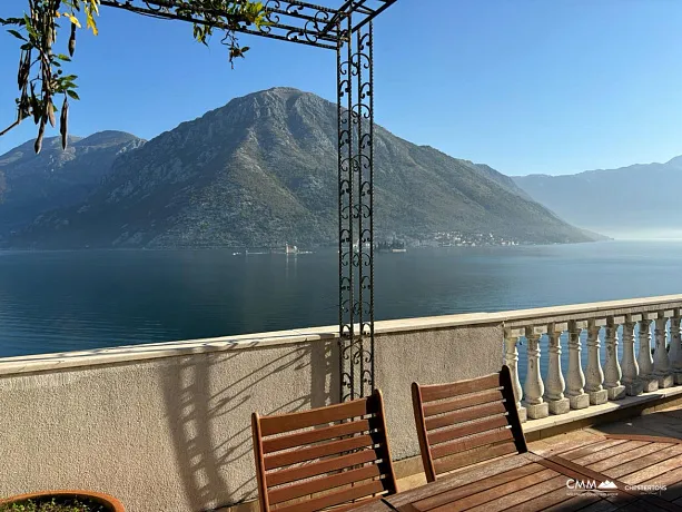 Muhteşem villa, Kotor Körfezi manzaralı, birinci sırada ve şömineli