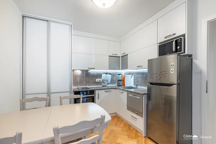 Sveti Stefan'da Deniz Manzaralı Satılık Daire – 77 m²