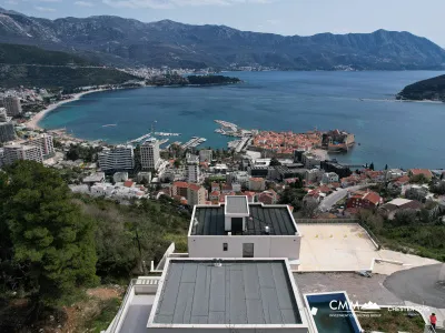 Panoramik Deniz Manzaralı ve Yeni İnşa Edilmiş Lüks Villa – Budva