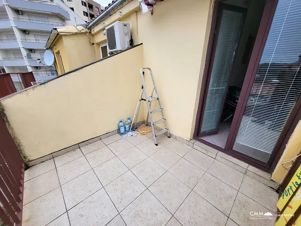 Becici'de deniz manzaralı tek yatak odalı daire