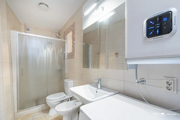 Sveti Stefan'da Deniz Manzaralı Satılık Daire – 77 m²