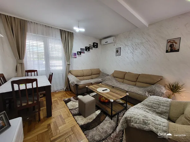 Budva'da sakin bir konumda geniş teraslı daire