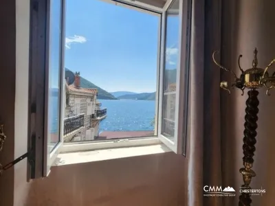 Tarihi Perast kasabasında deniz manzaralı tek yatak odalı daire