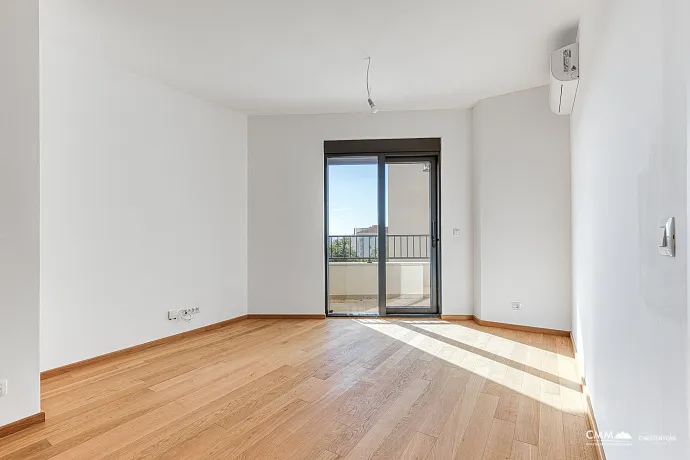 Bečići’de garajlı tek yatak odalı daire