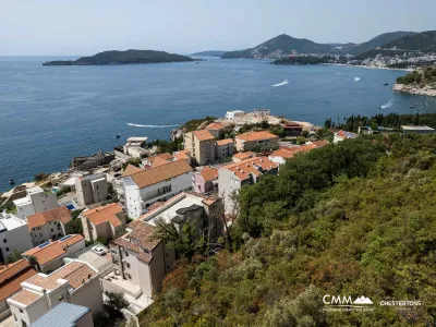 Budva ile Sveti Stefan arasında, cazip bir konumda bulunan güzel bir arsa, proje belgeleriyle birlikte.