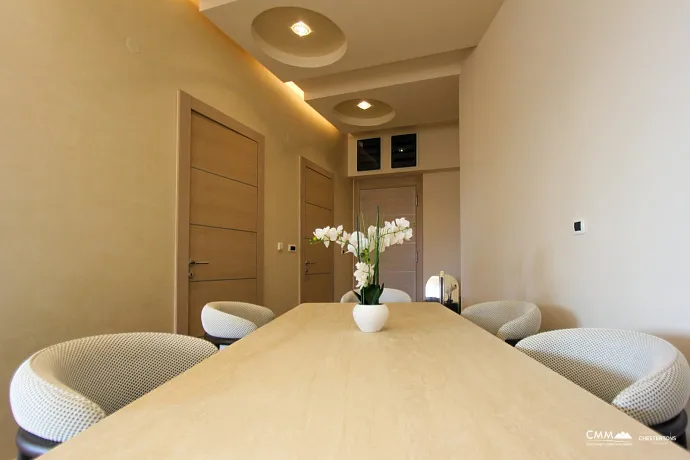 Budva'da iki yatak odalı daire, 112 m²