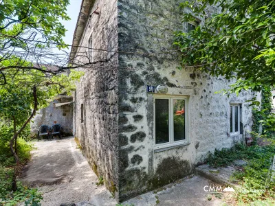 Satılık – Kotor’da Şirin Taş Ev, Güzel Akdeniz Tarzı