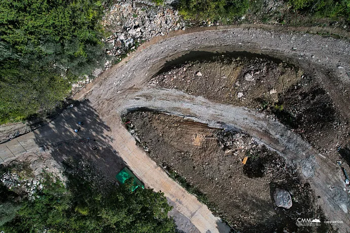 Reževići’de denize sıfır konumda bulunan 450 m²’lik özel bir arsa