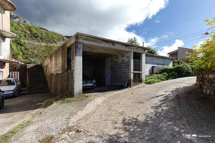 Deniz Manzaralı ve Kendi Su Kaynağı Olan İmarli Arsa – Lapčići, 1.000 m²