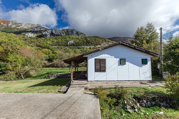 Deniz Manzaralı ve Kendi Su Kaynağı Olan İmarli Arsa – Lapčići, 1.000 m²