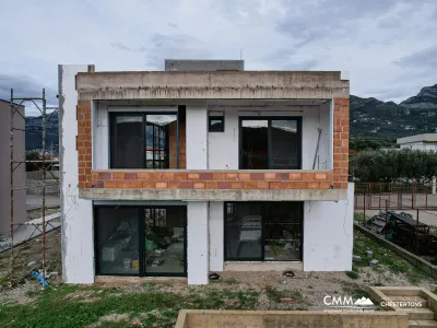 Bar’da Teraslı ve 3 Yatak Odalı Modern Ev