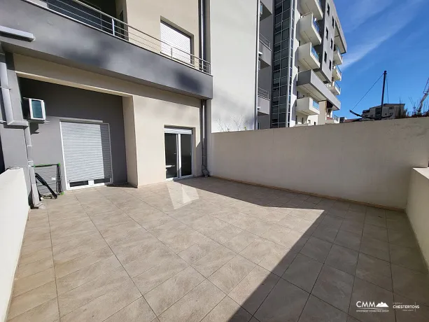 Budva'nın merkezinde geniş teraslı daire