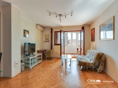 Budva'da iki yatak odalı daire