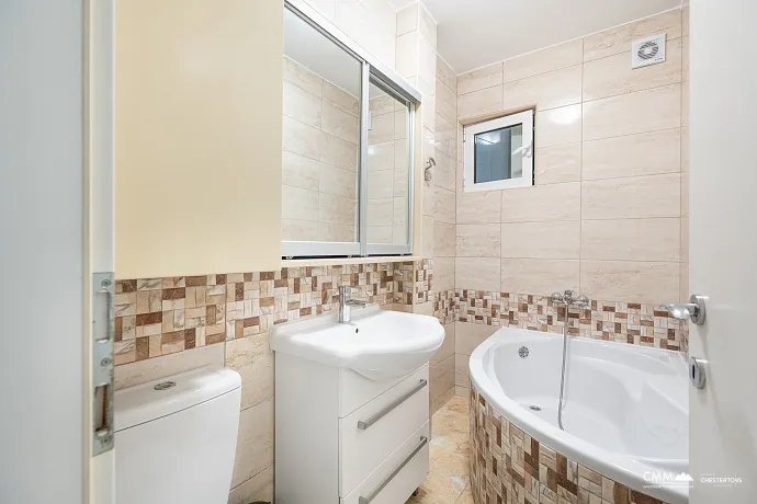 Sveti Stefan'da Deniz Manzaralı Satılık Daire – 77 m²
