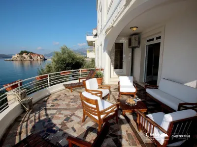 Sveti Stefan'da dört katlı villa