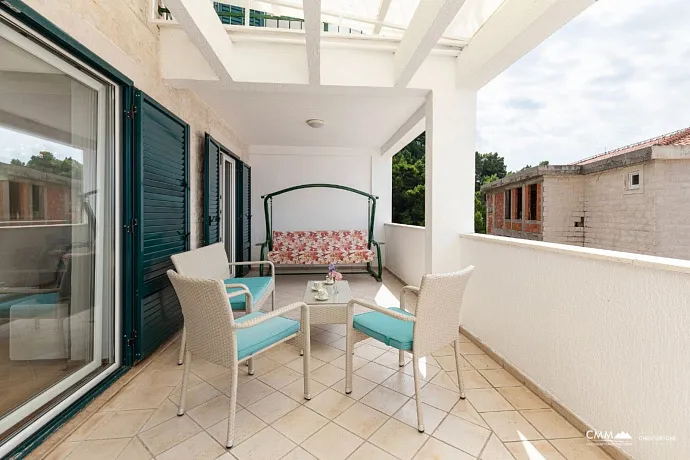 Sveti Stefan'da deniz manzaralı geniş dubleks daire