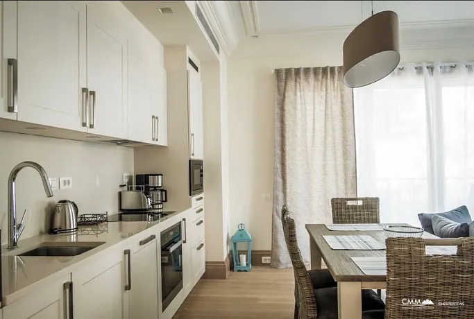 Deniz manzaralı lüks bir sitede daireler