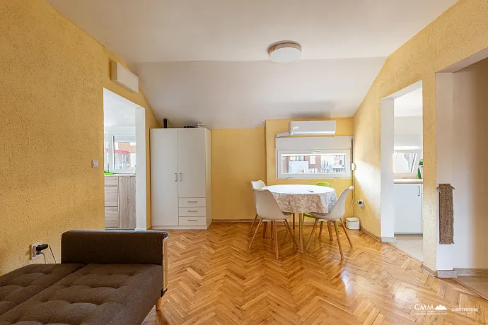 Budva’da 60 m², iki odalı daire, plaja yakın mükemmel konum